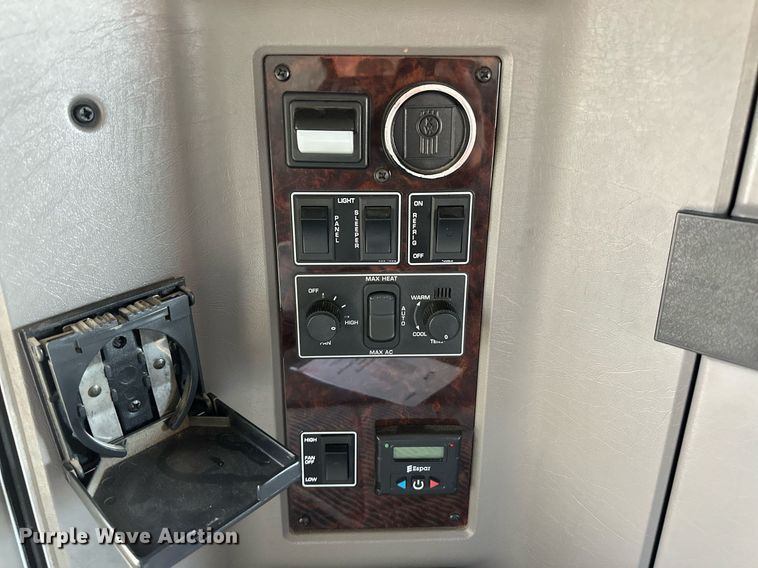 image for item DM2675 2015 Kenworth T660 semi truck