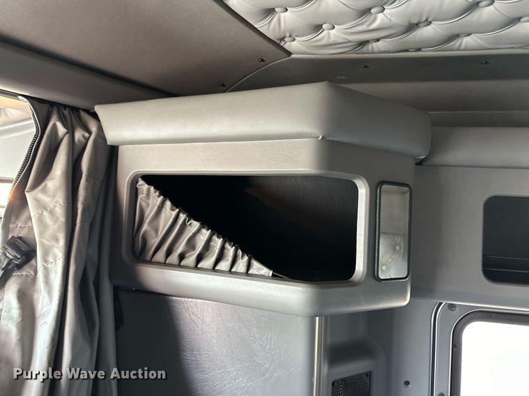 image for item DM2675 2015 Kenworth T660 semi truck