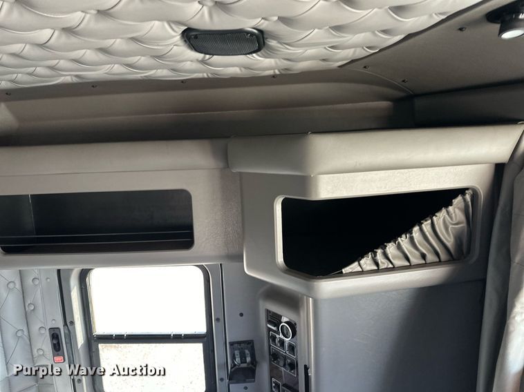 image for item DM2675 2015 Kenworth T660 semi truck