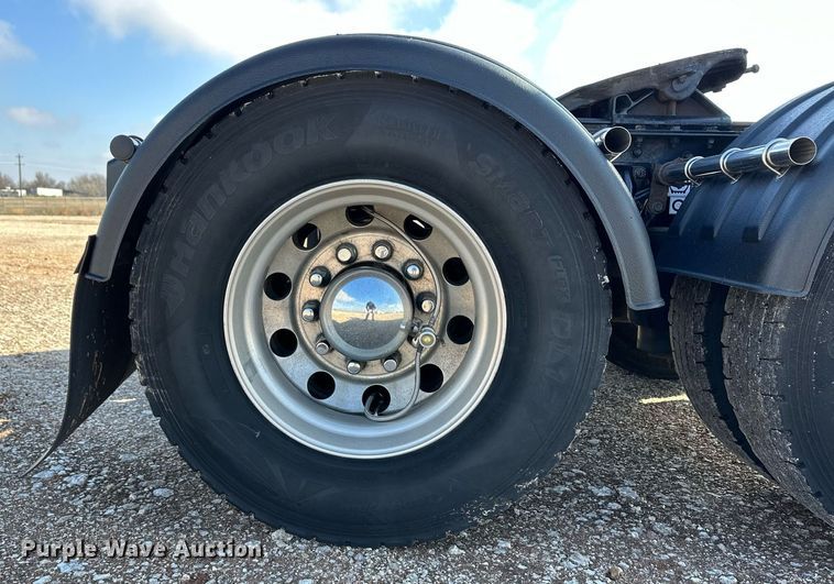 image for item DM2675 2015 Kenworth T660 semi truck