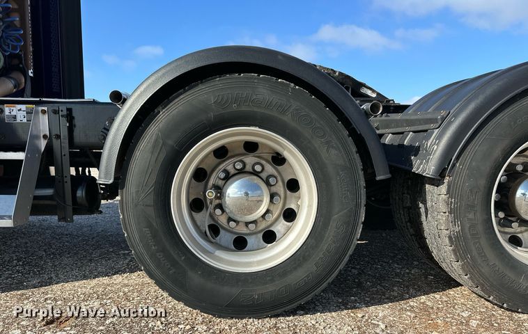 image for item DM2675 2015 Kenworth T660 semi truck