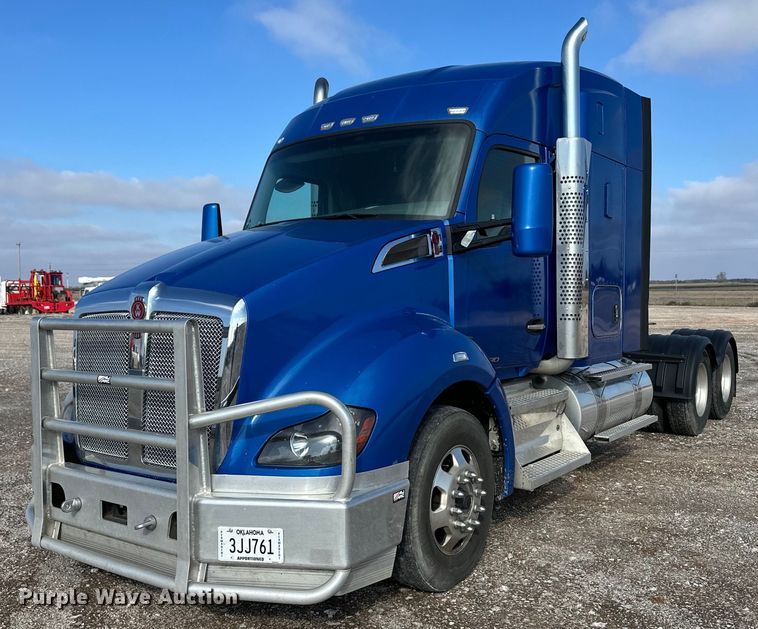image for item DM2676 2017 Kenworth  T680 semi truck
