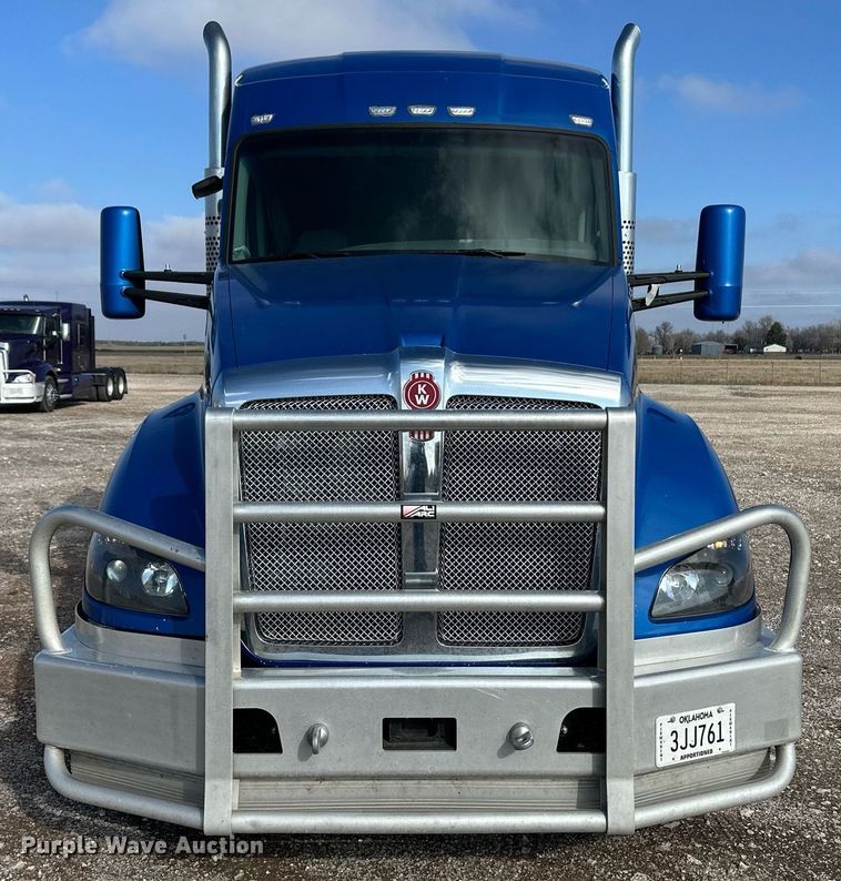 image for item DM2676 2017 Kenworth  T680 semi truck