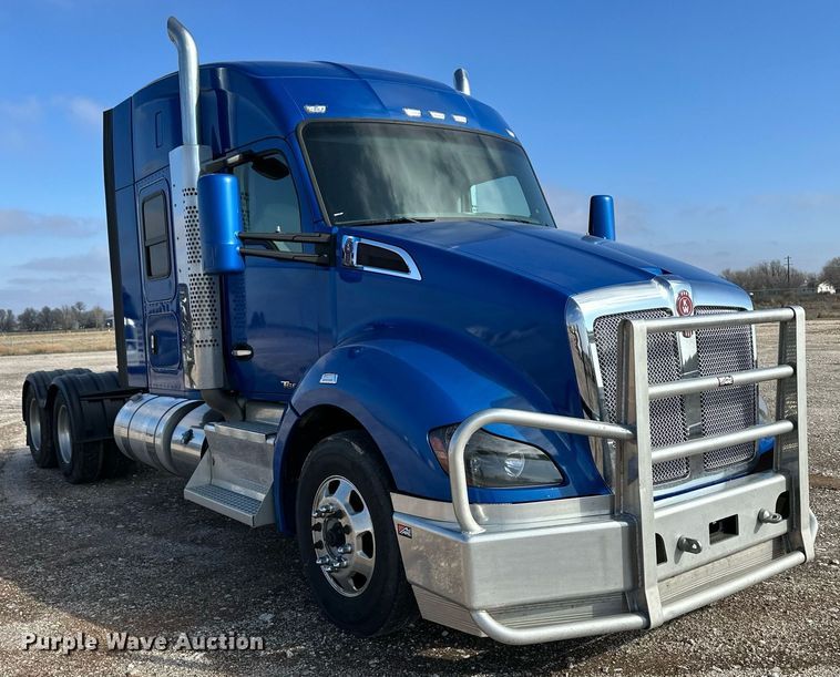image for item DM2676 2017 Kenworth  T680 semi truck