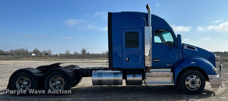 image for item DM2676 2017 Kenworth  T680 semi truck