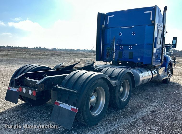 image for item DM2676 2017 Kenworth  T680 semi truck