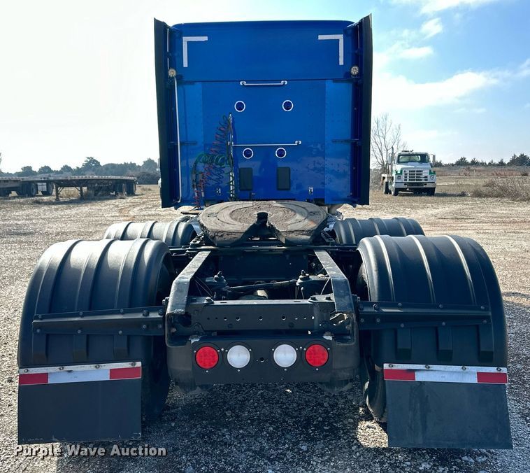 image for item DM2676 2017 Kenworth  T680 semi truck