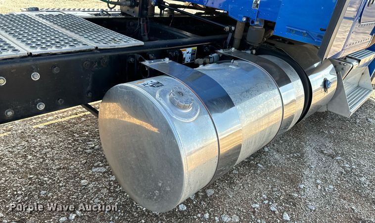 image for item DM2676 2017 Kenworth  T680 semi truck