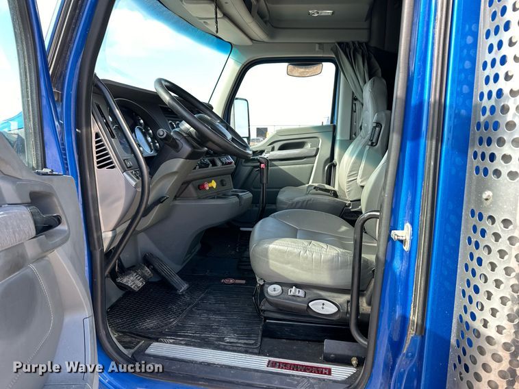 image for item DM2676 2017 Kenworth  T680 semi truck