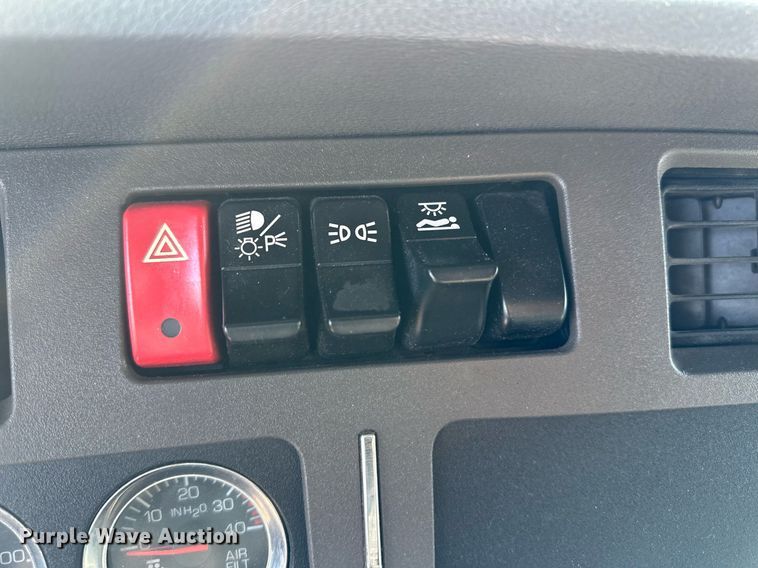 image for item DM2676 2017 Kenworth  T680 semi truck