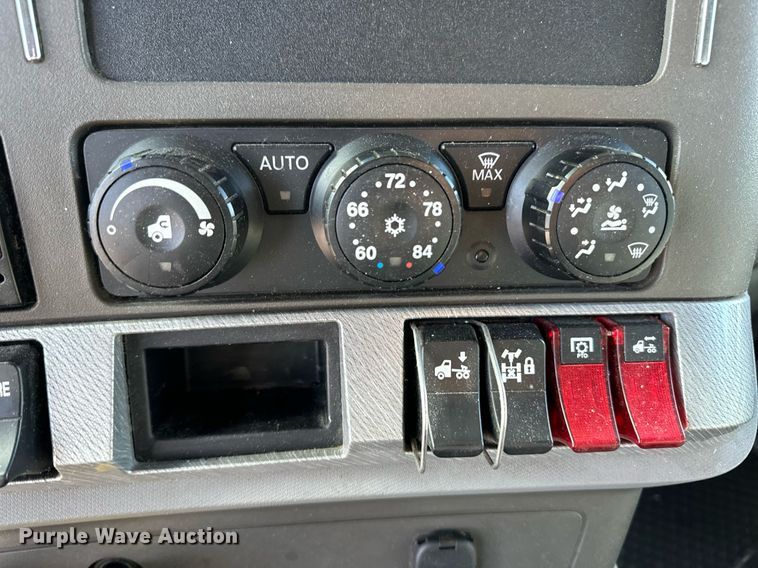 image for item DM2676 2017 Kenworth  T680 semi truck