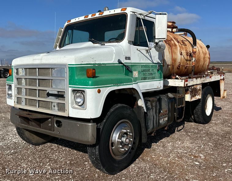 image for item DM2677 1986 International  2375 tank truck