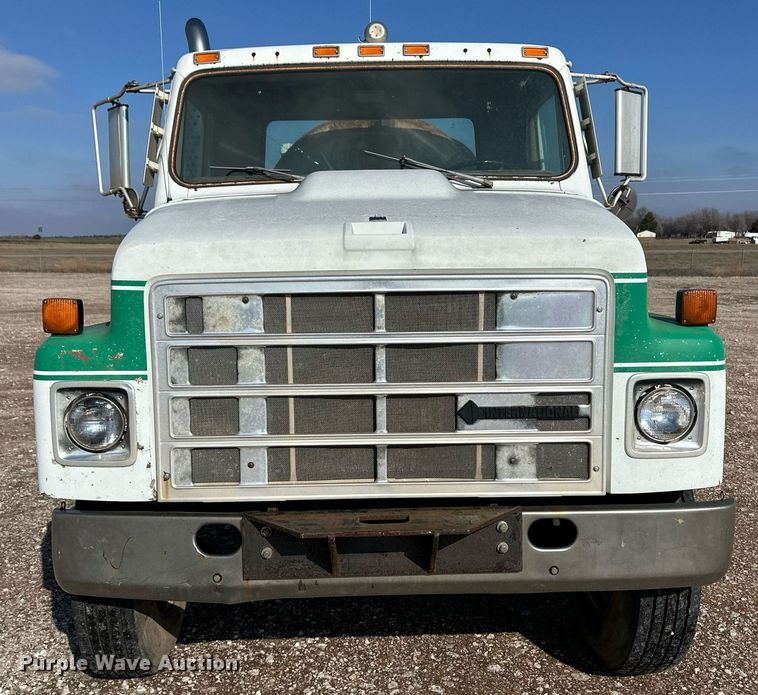 image for item DM2677 1986 International  2375 tank truck