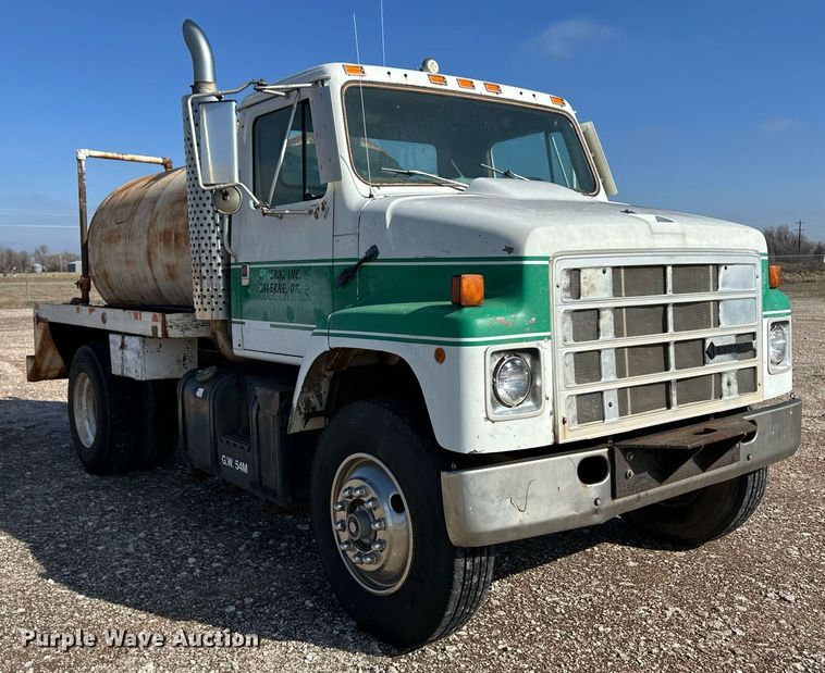 image for item DM2677 1986 International  2375 tank truck