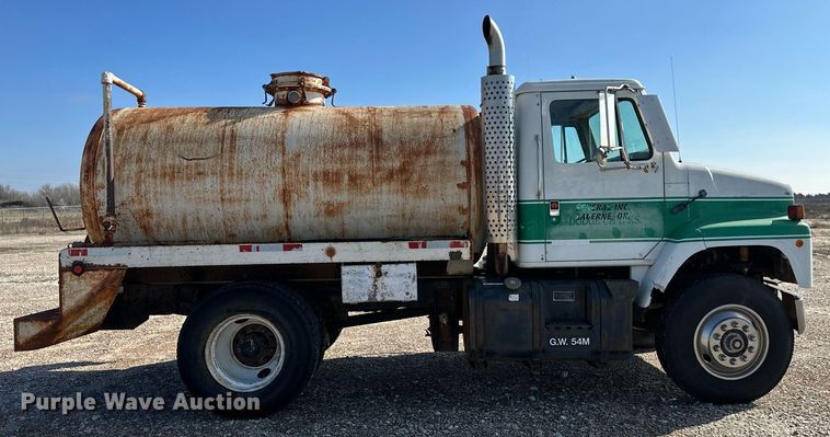 image for item DM2677 1986 International  2375 tank truck