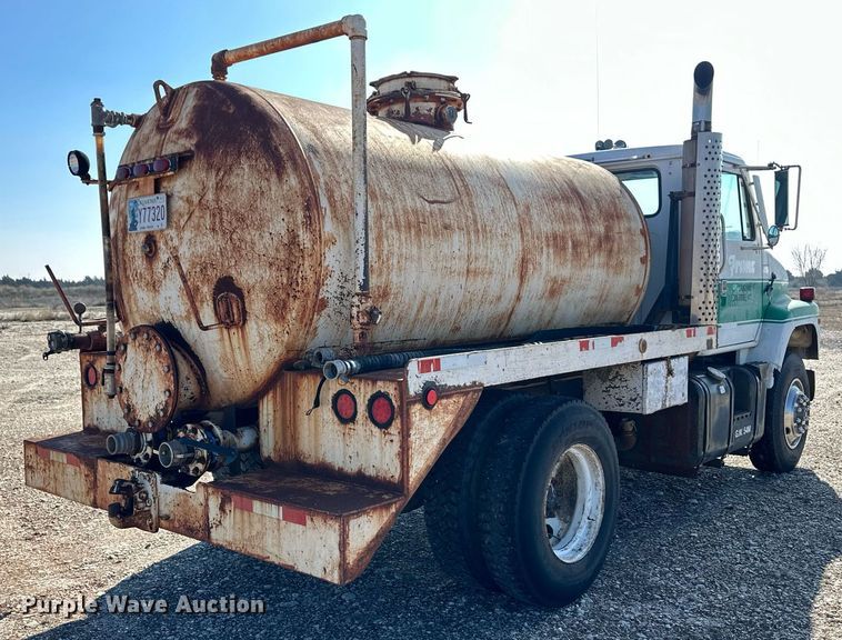 image for item DM2677 1986 International  2375 tank truck