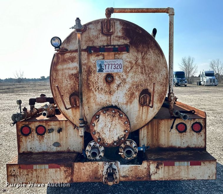 image for item DM2677 1986 International  2375 tank truck