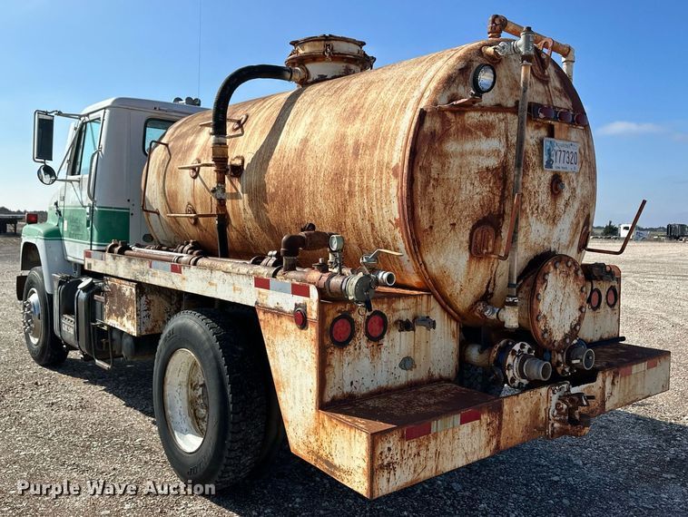 image for item DM2677 1986 International  2375 tank truck