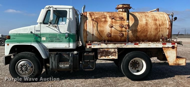 image for item DM2677 1986 International  2375 tank truck