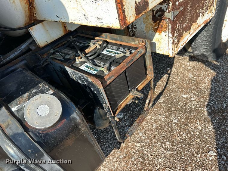 image for item DM2677 1986 International  2375 tank truck