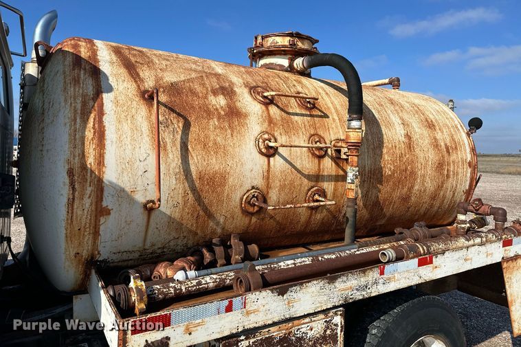 image for item DM2677 1986 International  2375 tank truck