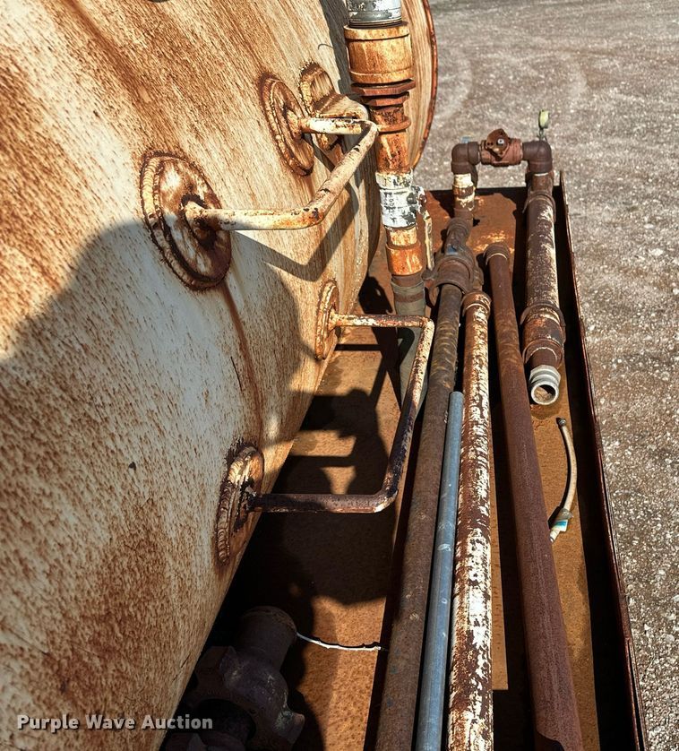 image for item DM2677 1986 International  2375 tank truck