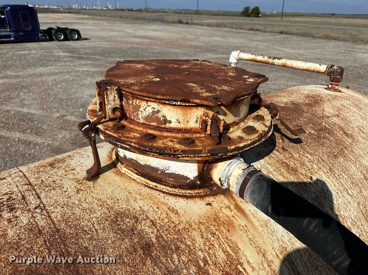 image for item DM2677 1986 International  2375 tank truck