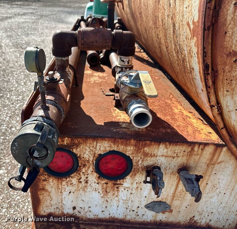 image for item DM2677 1986 International  2375 tank truck