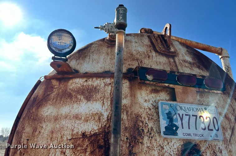 image for item DM2677 1986 International  2375 tank truck