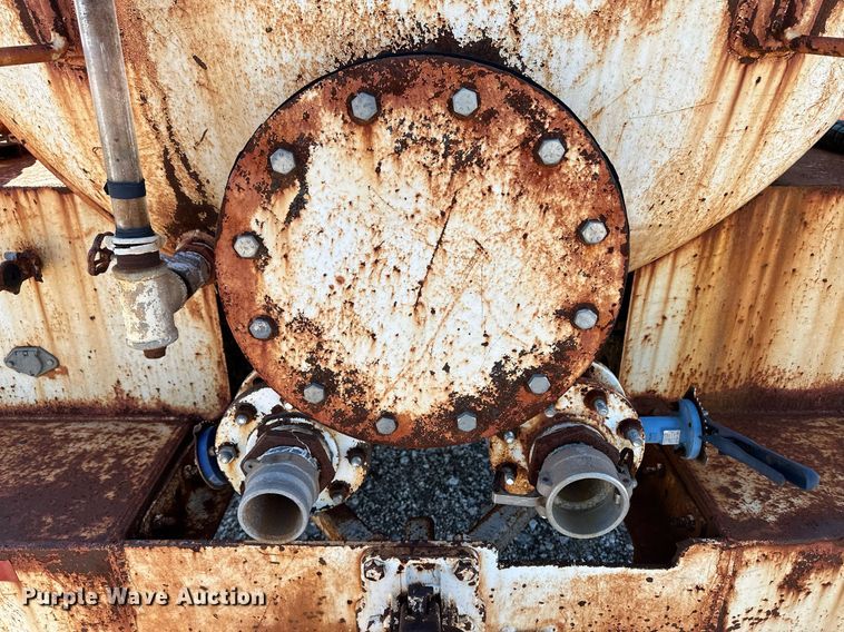 image for item DM2677 1986 International  2375 tank truck