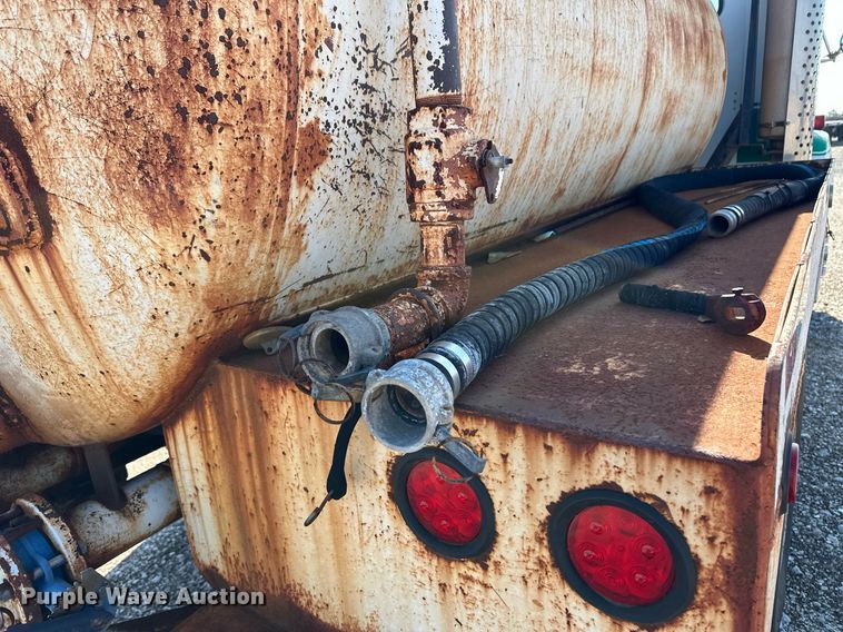 image for item DM2677 1986 International  2375 tank truck