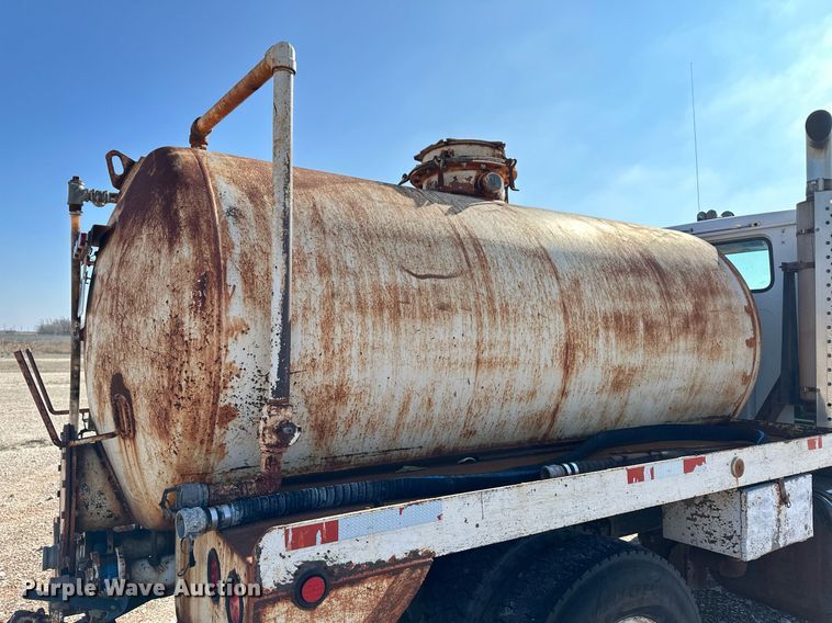 image for item DM2677 1986 International  2375 tank truck