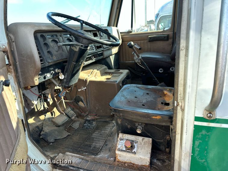 image for item DM2677 1986 International  2375 tank truck