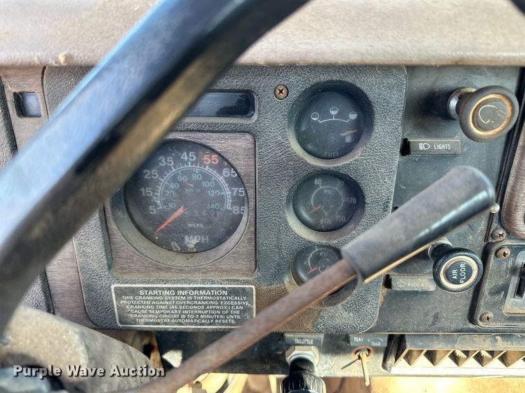 image for item DM2677 1986 International  2375 tank truck