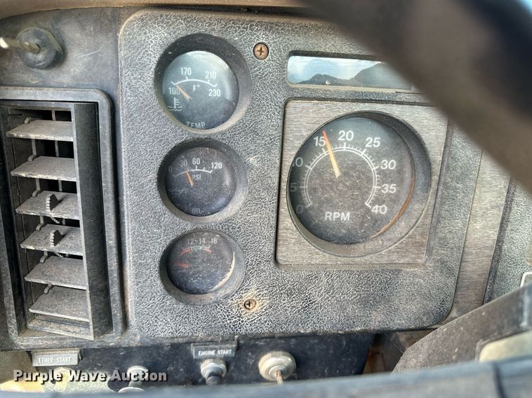 image for item DM2677 1986 International  2375 tank truck