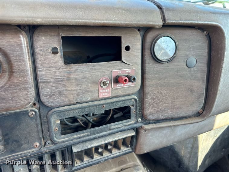 image for item DM2677 1986 International  2375 tank truck