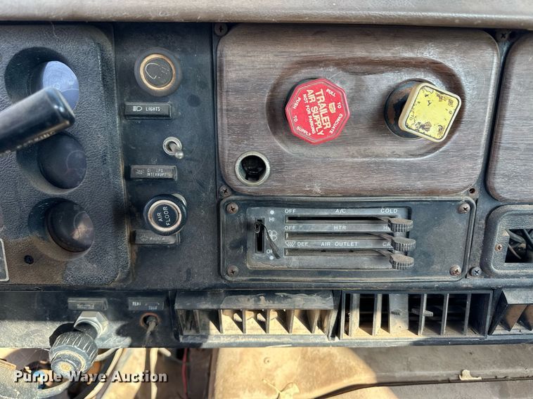 image for item DM2677 1986 International  2375 tank truck