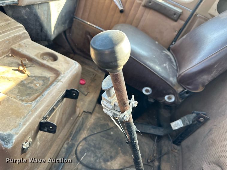 image for item DM2677 1986 International  2375 tank truck