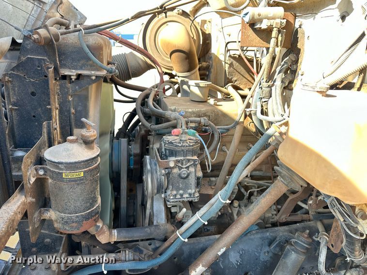 image for item DM2677 1986 International  2375 tank truck