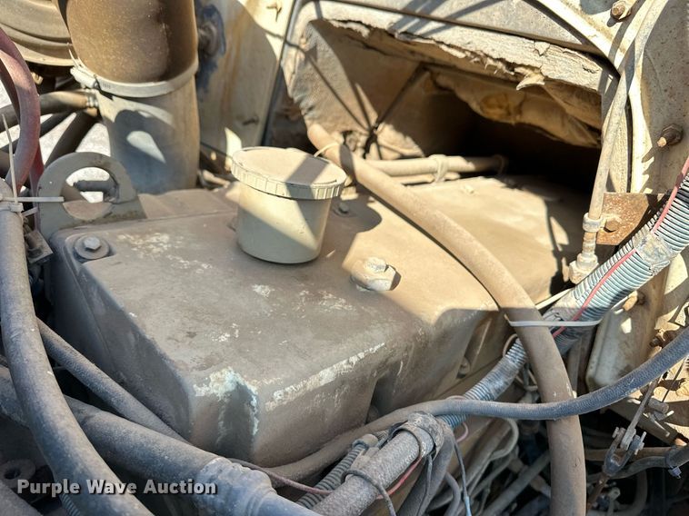 image for item DM2677 1986 International  2375 tank truck