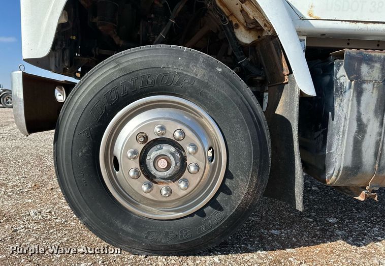 image for item DM2677 1986 International  2375 tank truck