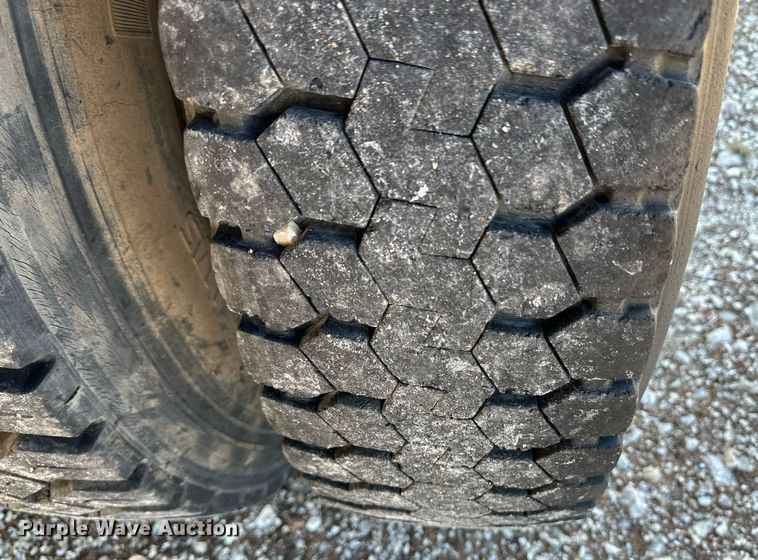 image for item DM2677 1986 International  2375 tank truck