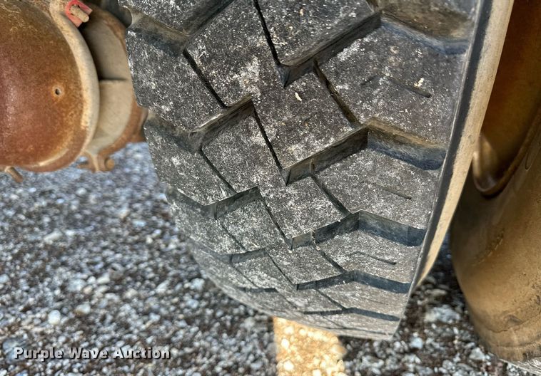 image for item DM2677 1986 International  2375 tank truck