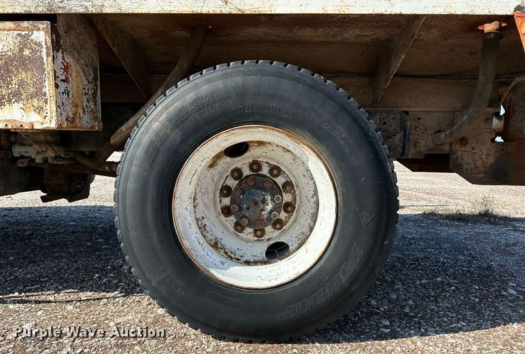 image for item DM2677 1986 International  2375 tank truck