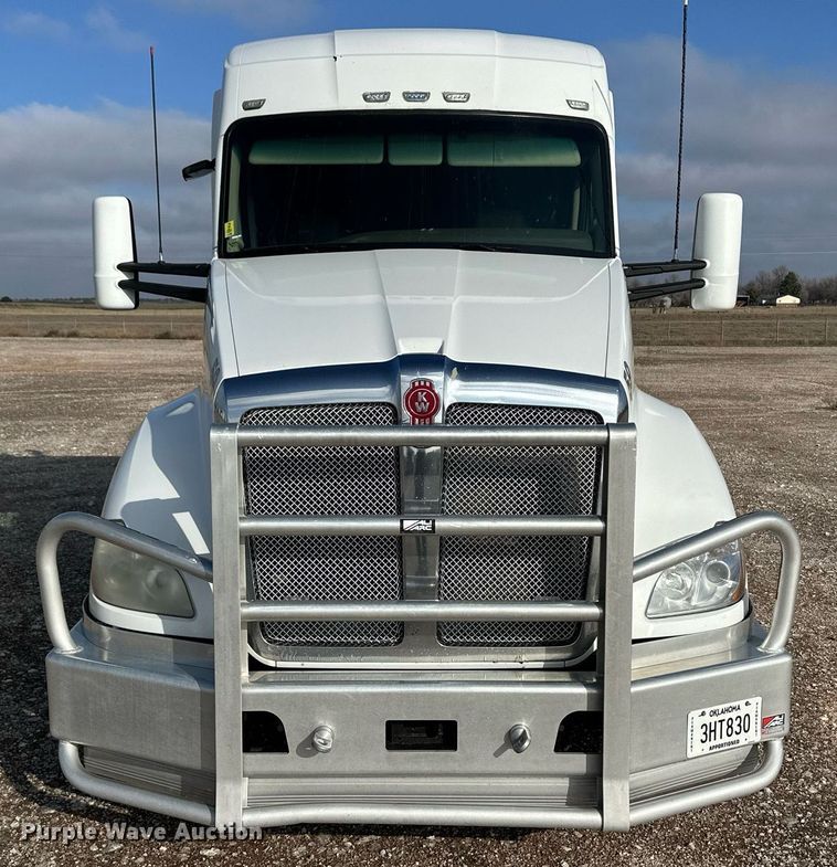 image for item DM2678 2015 Kenworth  T680 semi truck