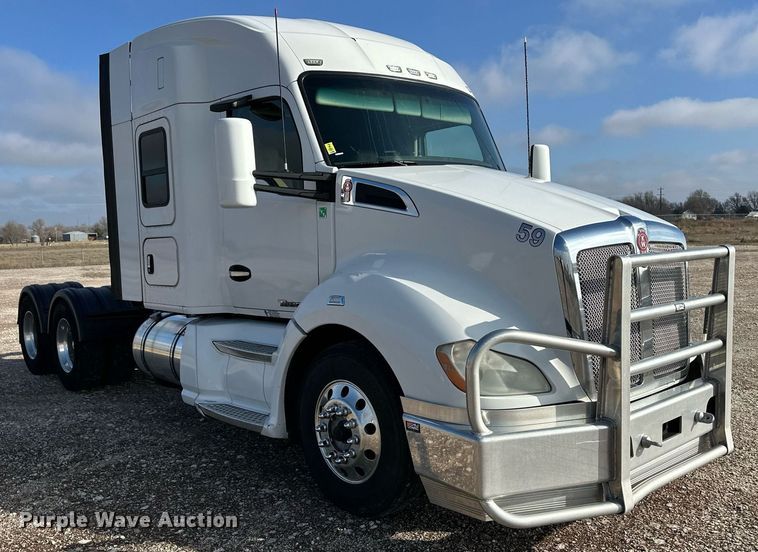 image for item DM2678 2015 Kenworth  T680 semi truck