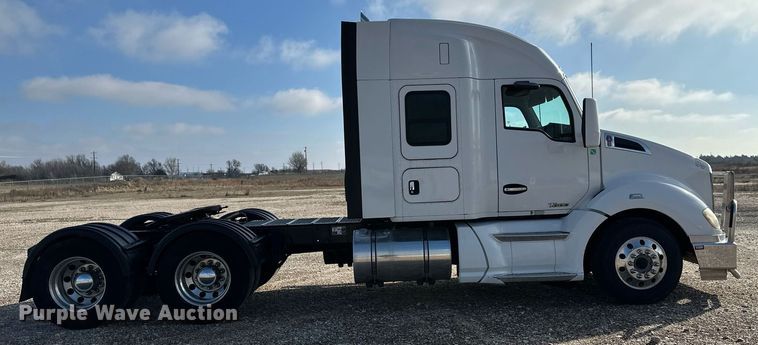 image for item DM2678 2015 Kenworth  T680 semi truck