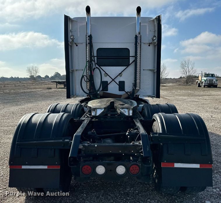 image for item DM2678 2015 Kenworth  T680 semi truck