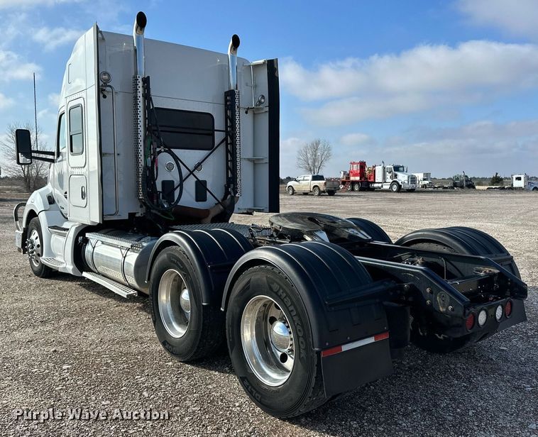 image for item DM2678 2015 Kenworth  T680 semi truck