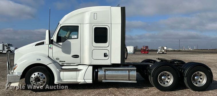 image for item DM2678 2015 Kenworth  T680 semi truck